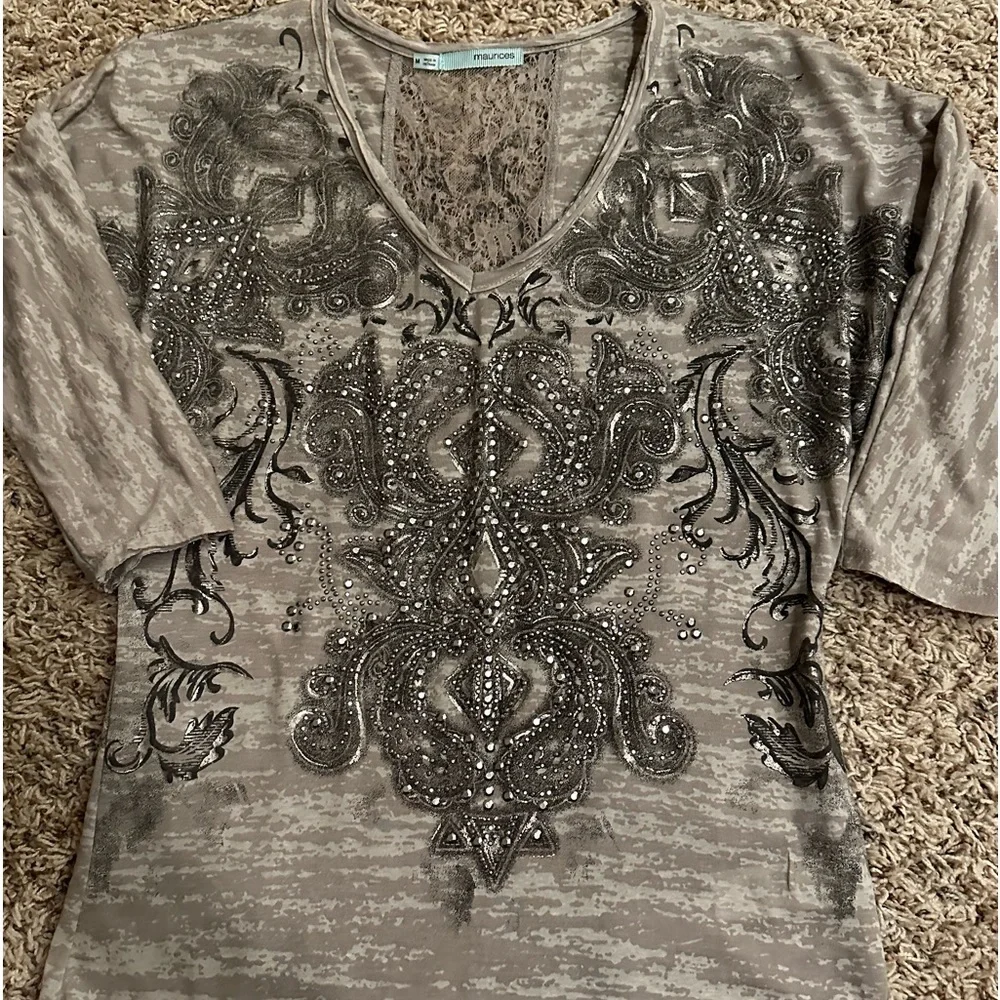 Maurice’s 3/4 sleeved v-neck shirt in gray and black. Size medium. - Picture 1 of 3
